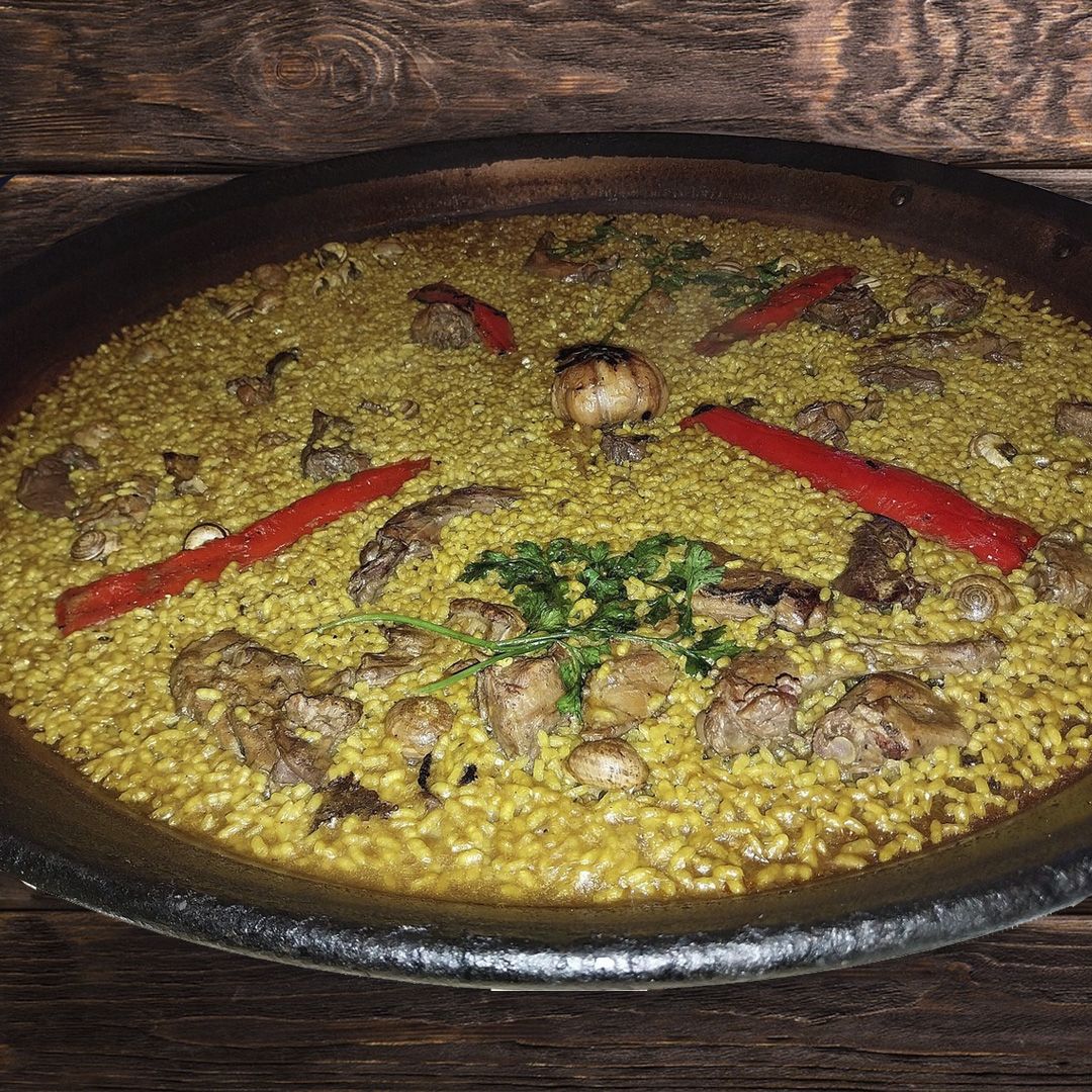 Paella de arroz con conejo y romero