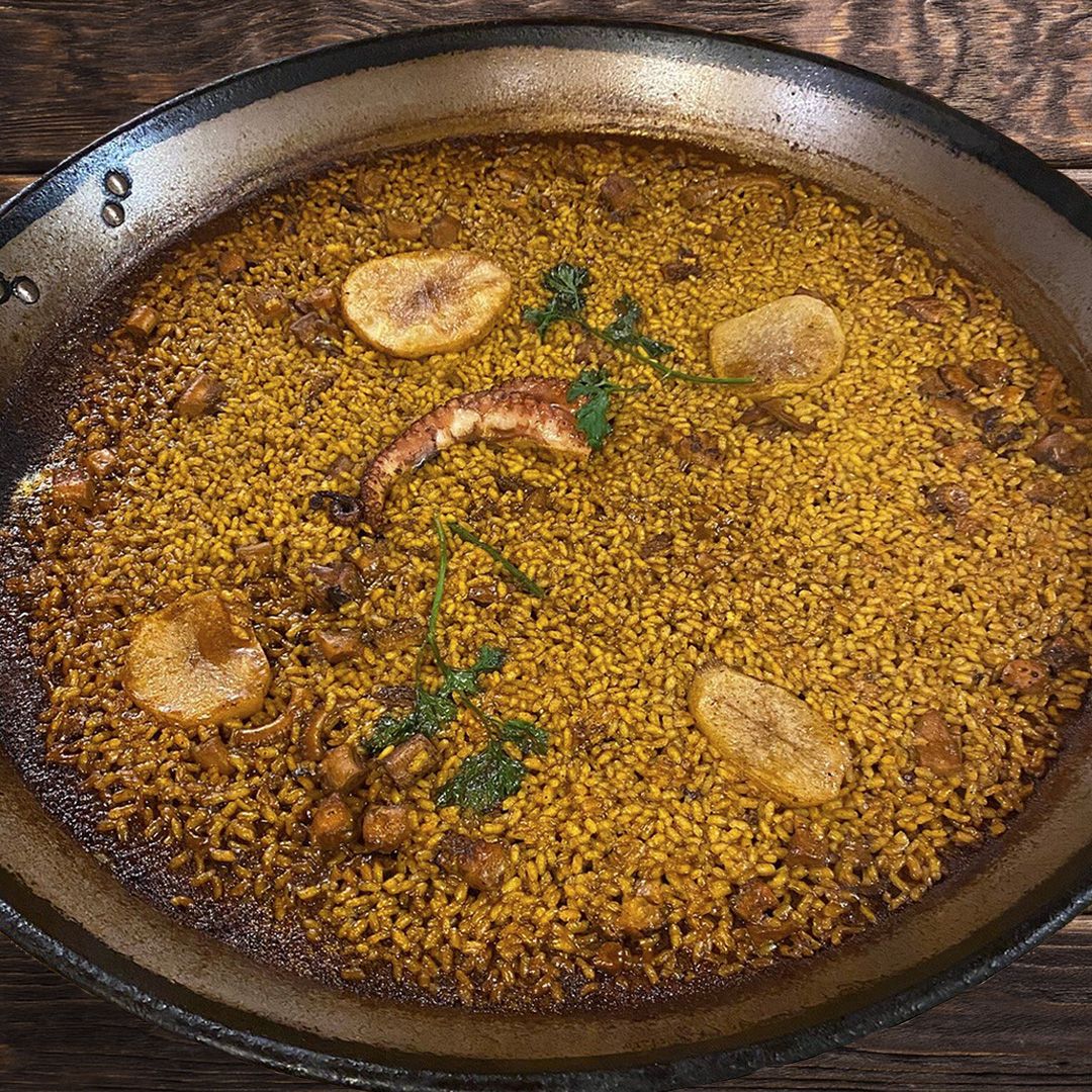 Paella de arroz con pulpo